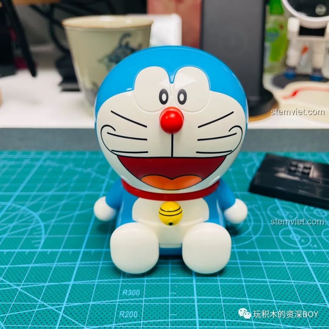 Ba mô hình Doraemon tròn trĩnh của Keeppley (phi hành gia, cổ điển, mèo thần tài) đã hoàn thiện, xếp cạnh nhau trên kệ.