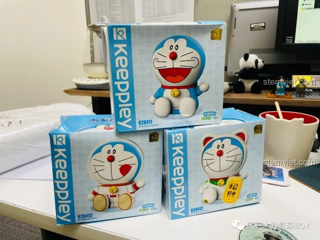 Ba hộp đồ chơi lắp ráp Keeppley Doraemon tròn trĩnh K20411, K20412, K20413 xếp chồng lên nhau, sẵn sàng cho trải nghiệm lắp ráp thú vị.