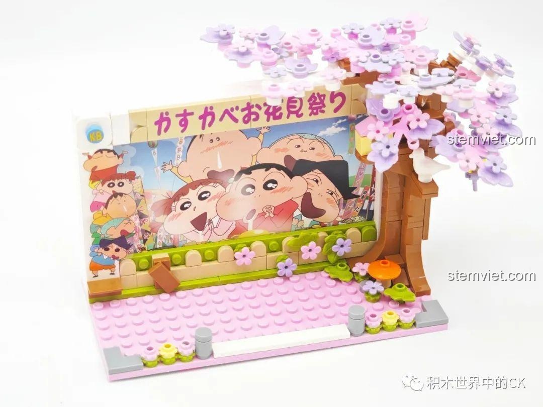 Góc nhìn khác của bộ lắp ráp Keeppley FM0616 Lễ Hội Hoa Anh Đào Kasukabe đang trong quá trình hoàn thiện, chi tiết hoa anh đào.