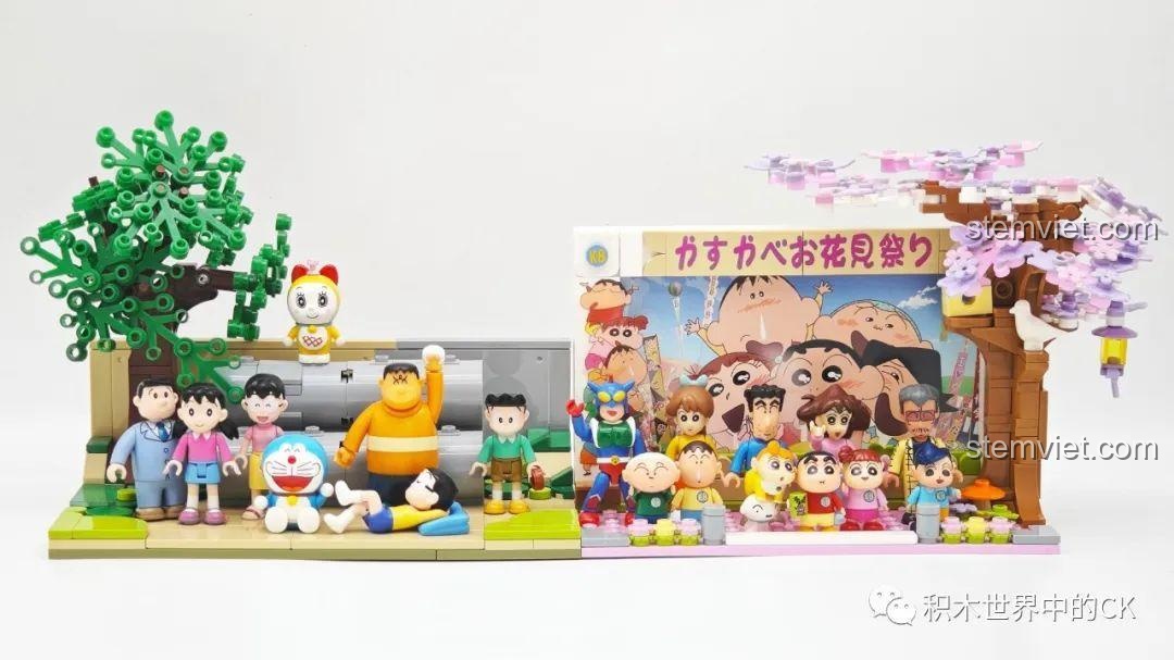 So sánh bộ lắp ráp Keeppley FM0616 Lễ Hội Hoa Anh Đào Kasukabe với bộ Doraemon, thể hiện khả năng kết hợp trưng bày.