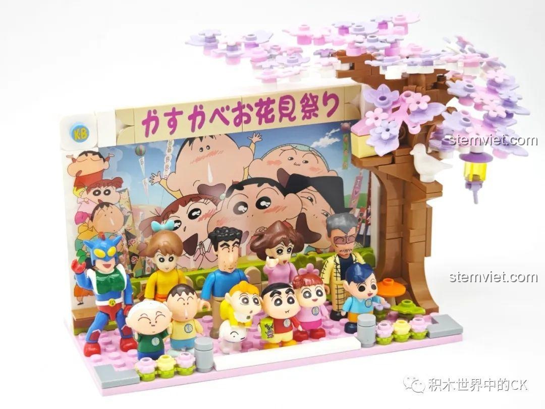 Thành phẩm bộ lắp ráp Keeppley FM0616 Lễ Hội Hoa Anh Đào Kasukabe với đầy đủ nhân vật Crayon Shin-chan, cảnh quan rực rỡ.