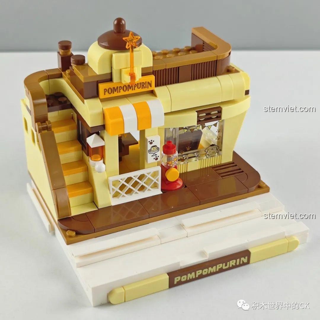 Cận cảnh nhân vật Hello Kitty từ bộ đồ chơi lắp ráp Keeppley Sanrio, với chi tiết khuôn mặt và trang phục.