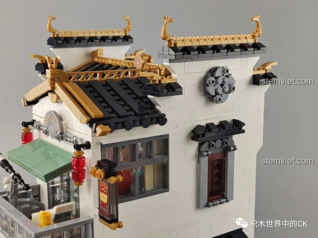 Cận cảnh ban công tầng hai của mô hình Phố Cổ Phong Cách Trung Hoa Mới: Tê Vân Tiểu Trúc K18002, với kính thiên văn và đèn lồng.