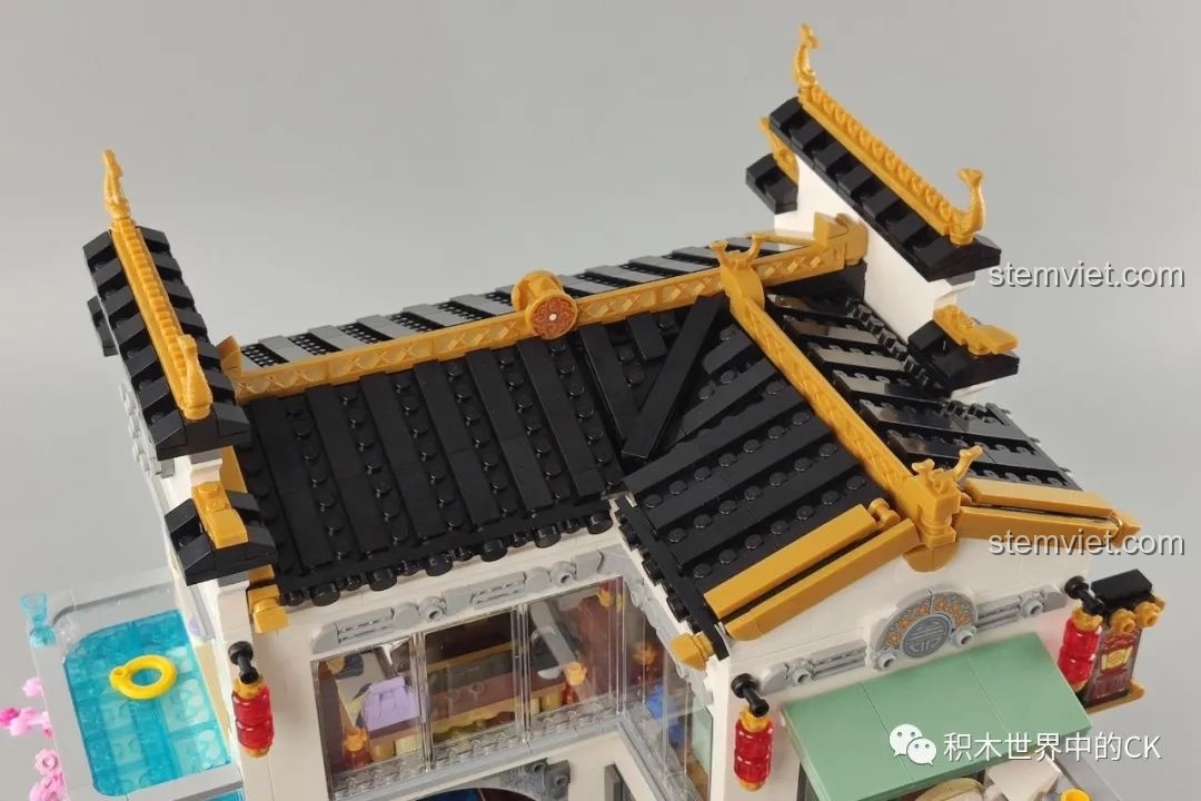 Góc nhìn khác của ban công tầng hai trong bộ lắp ghép Keeppley K18002 Tê Vân Tiểu Trúc, nổi bật mái hiên xanh và đèn lồng.