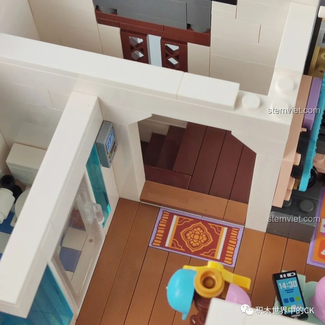 Cận cảnh cầu thang và các bức tranh treo tường trong mô hình Keeppley K18002 Tê Vân Tiểu Trúc, tăng tính nghệ thuật.