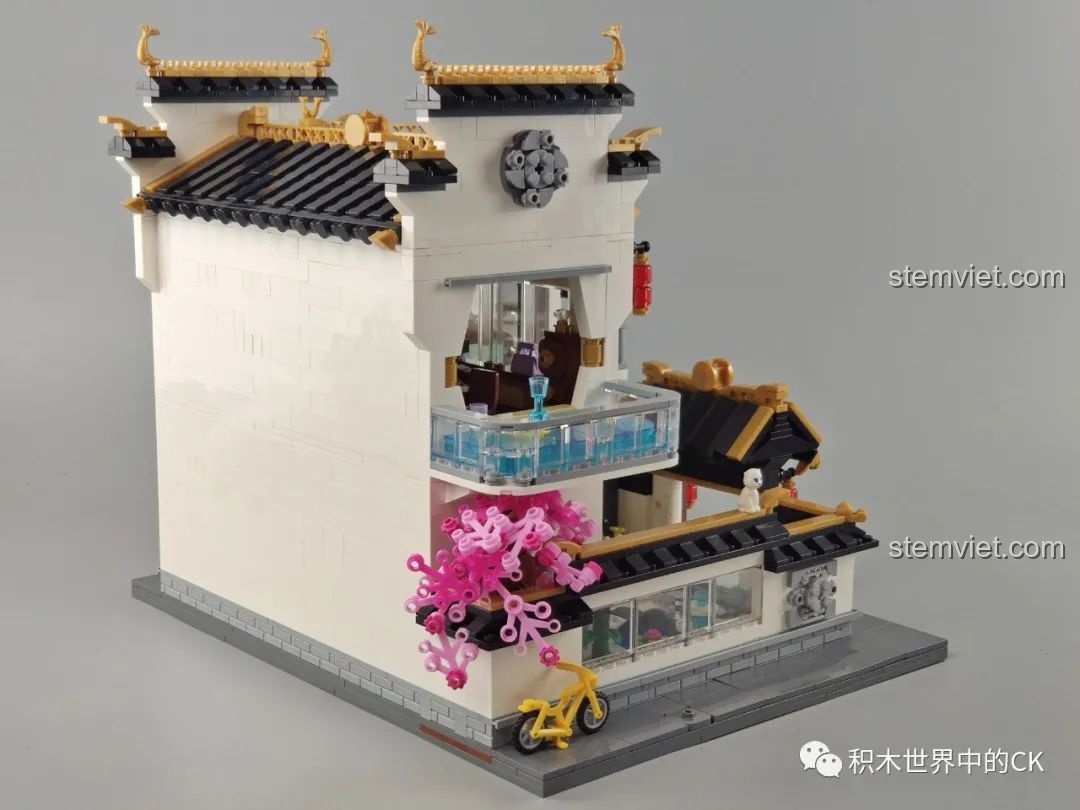 Cận cảnh cổng vào của mô hình Phố Cổ Phong Cách Trung Hoa Mới: Tê Vân Tiểu Trúc K18002, với biển hiệu và đèn lồng đỏ đặc trưng.