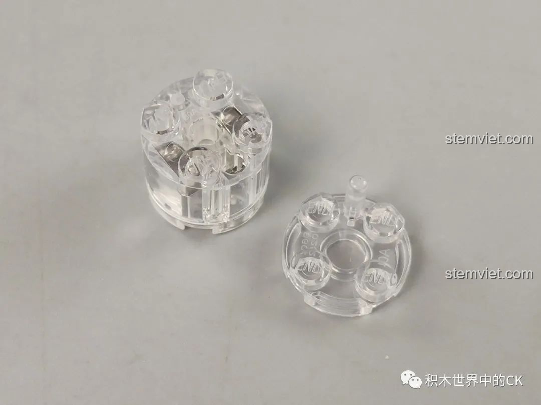 Góc nhìn khác của mô hình Keeppley K18002 Tê Vân Tiểu Trúc khi lên đèn, làm nổi bật nội thất bên trong.