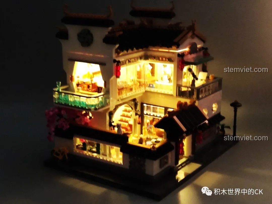 Khu vực giải trí của mô hình Phố Cổ Phong Cách Trung Hoa Mới: Tê Vân Tiểu Trúc K18002 bừng sáng, TV và vật dụng nổi bật.