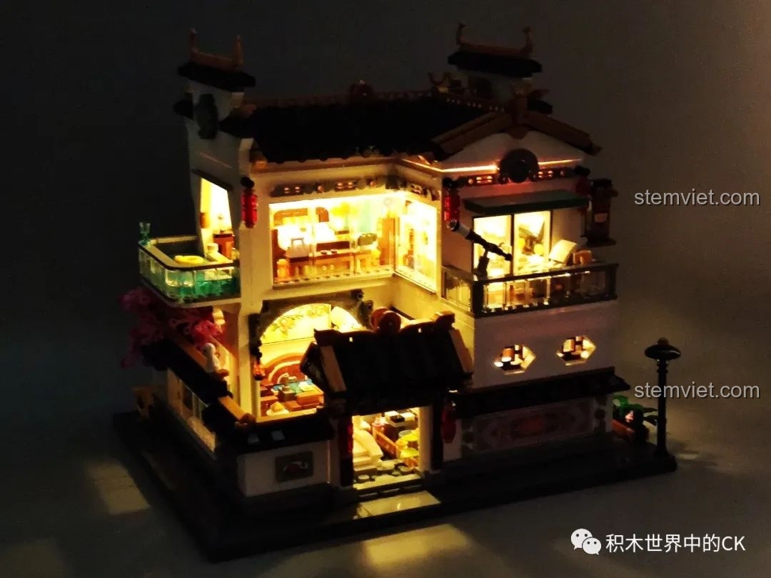 Góc nhìn sâu vào phòng ngủ của mô hình Keeppley K18002 Tê Vân Tiểu Trúc khi lên đèn, ánh sáng dịu nhẹ.