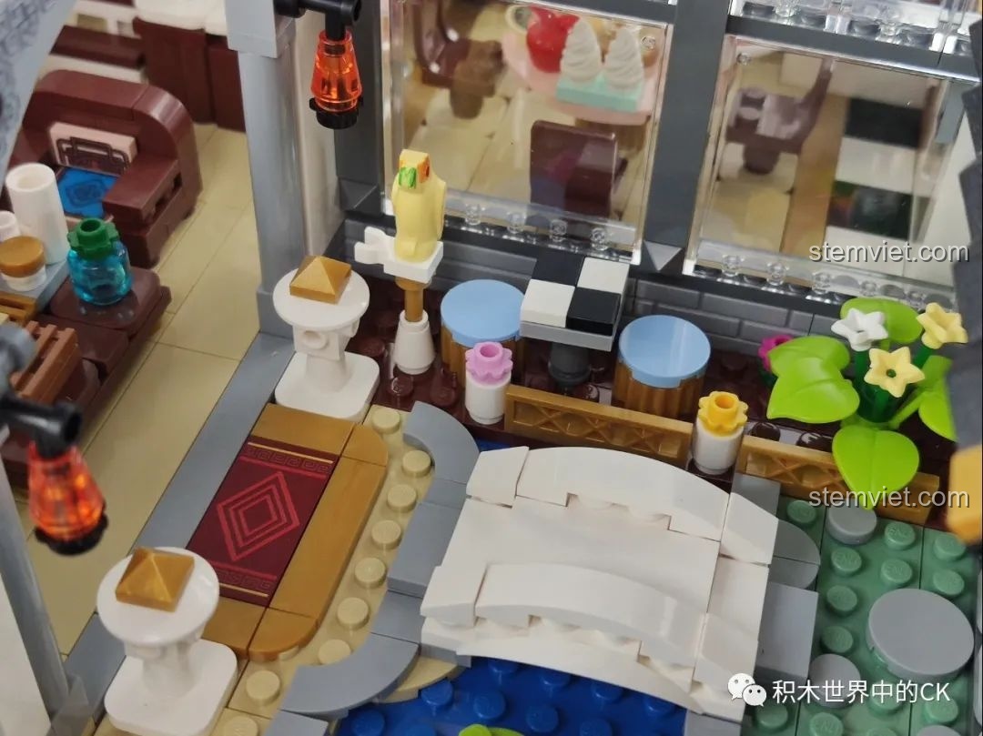 Cận cảnh viên gạch phát sáng của bộ lắp ghép Keeppley K18002 Tê Vân Tiểu Trúc, một chi tiết độc đáo.