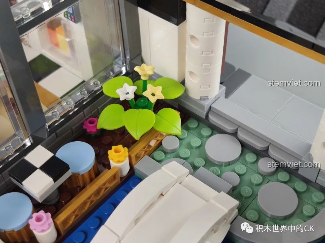 Viên gạch phát sáng của mô hình Keeppley K18002 Tê Vân Tiểu Trúc đã được kích hoạt, tạo ánh sáng vàng ấm áp.