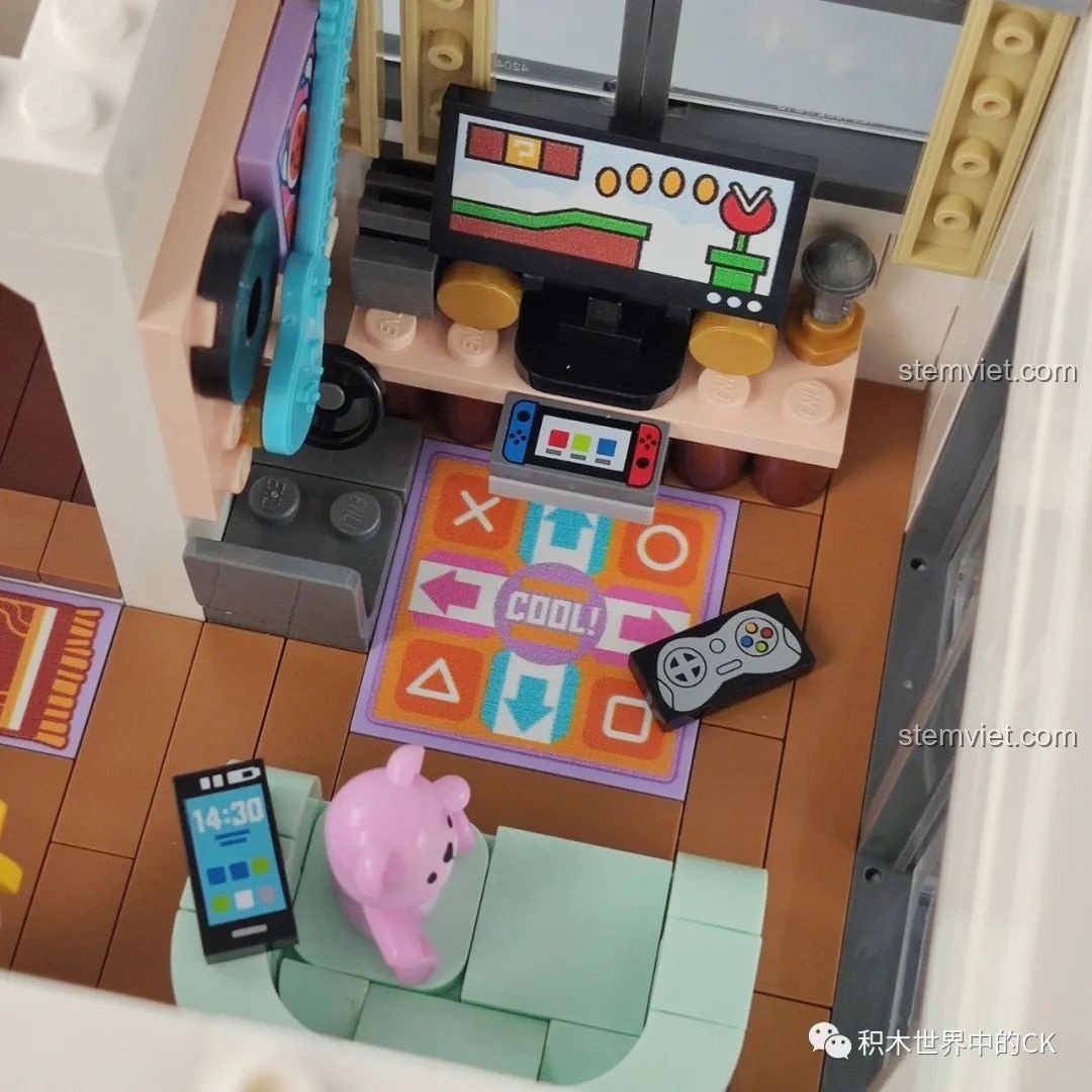 Chú gấu bông màu hồng đáng yêu trong khu vực giải trí của mô hình Phố Cổ Phong Cách Trung Hoa Mới: Tê Vân Tiểu Trúc K18002.