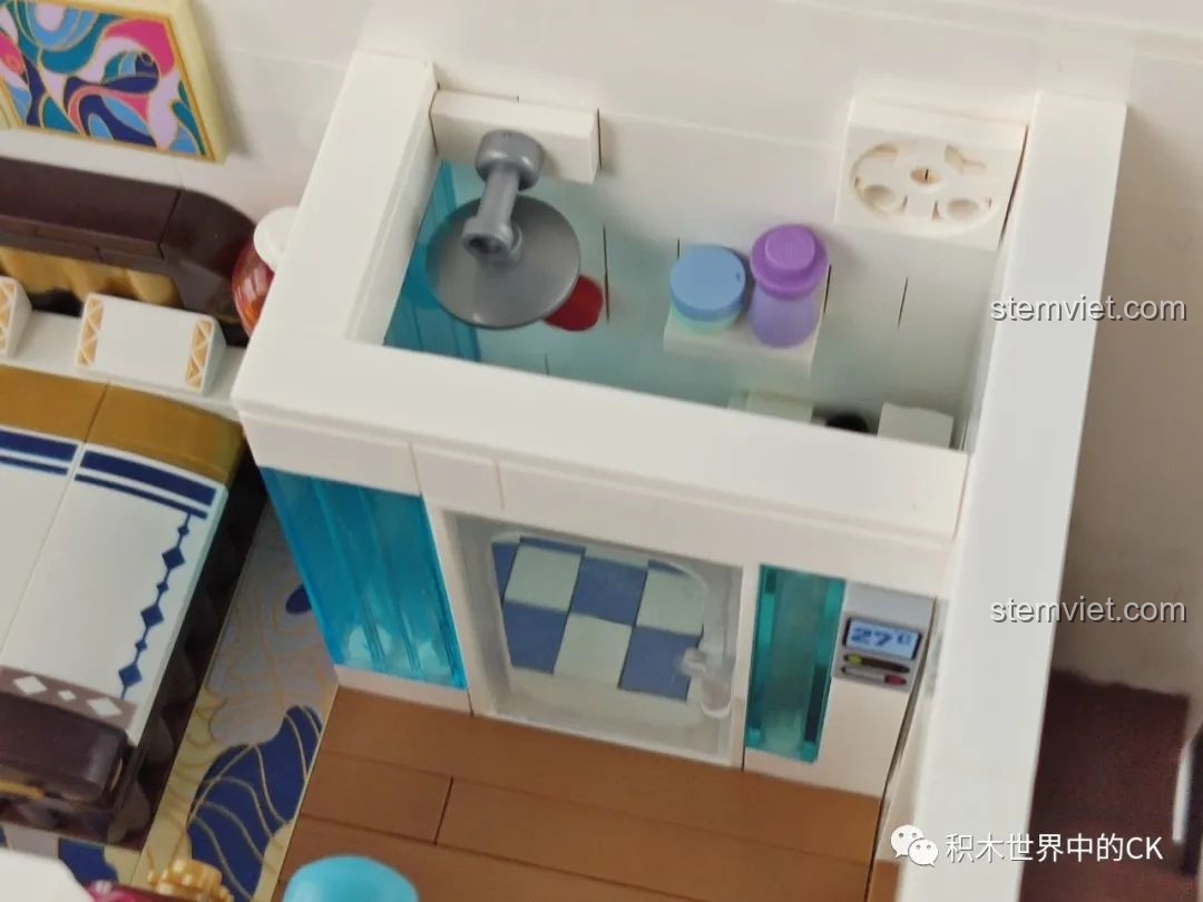 Cận cảnh giá treo đồ với mũ và áo choàng tắm trong mô hình Phố Cổ Phong Cách Trung Hoa Mới: Tê Vân Tiểu Trúc K18002.