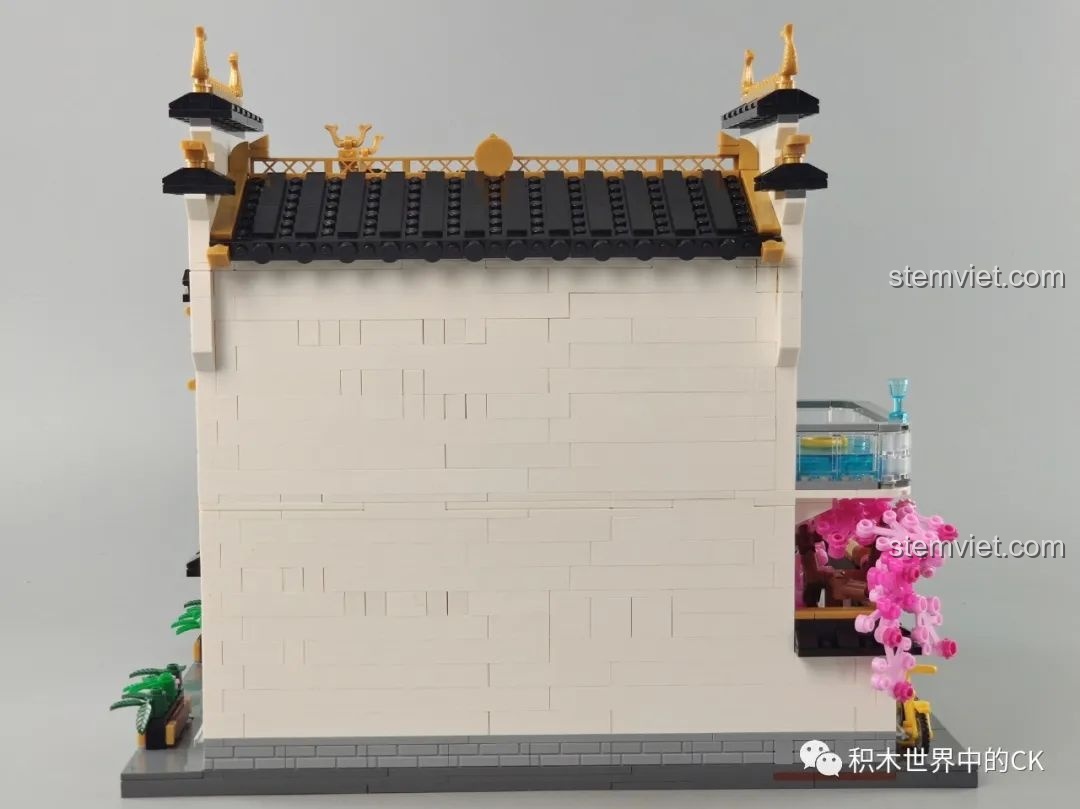 Góc nhìn phía trước bên hông của mô hình Keeppley K18002 Tê Vân Tiểu Trúc, với xe đạp và đèn đường chi tiết.