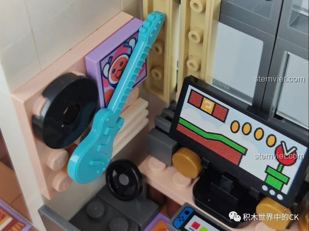 Góc nhìn từ cầu thang xuống khu vực giải trí của mô hình Keeppley K18002 Tê Vân Tiểu Trúc, tạo cảm giác không gian mở.