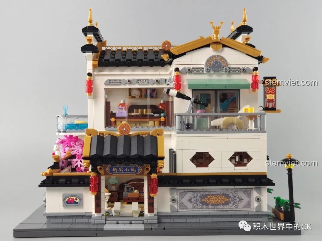 Góc nhìn nghiêng của mô hình Keepppley K18002 Tê Vân Tiểu Trúc, làm nổi bật mái nhà và đèn lồng đỏ truyền thống.