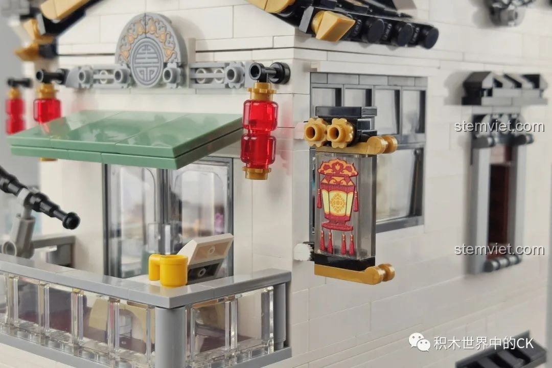 Cận cảnh ban công với hồ bơi mini và phao bơi trong mô hình Phố Cổ Phong Cách Trung Hoa Mới: Tê Vân Tiểu Trúc K18002, rất độc đáo.