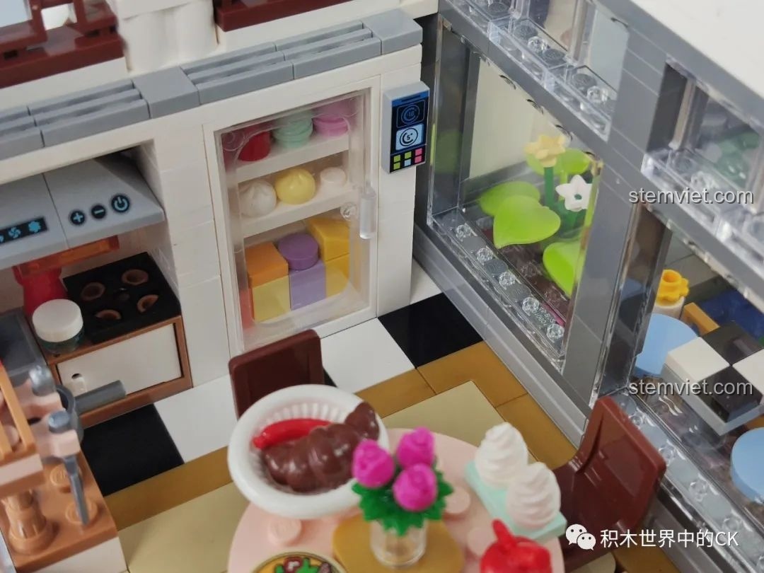 Khu vực hồ nước với cầu nhỏ và cây xanh trong mô hình Phố Cổ Phong Cách Trung Hoa Mới: Tê Vân Tiểu Trúc K18002, tạo không gian yên bình.