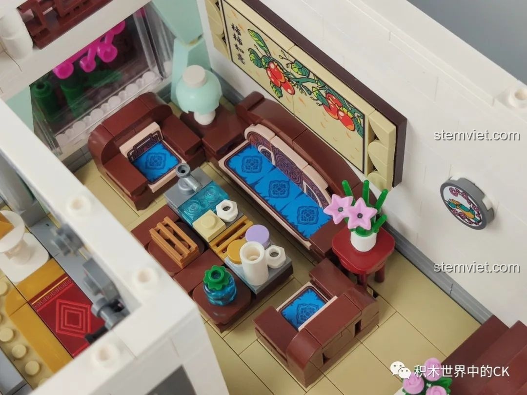 Cận cảnh các chậu cây và hoa sen trong hồ nước của mô hình Keeppley K18002 Tê Vân Tiểu Trúc, rất sống động.