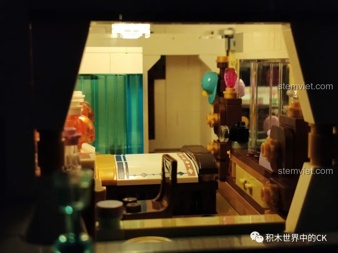 Toàn bộ mô hình Phố Cổ Phong Cách Trung Hoa Mới: Tê Vân Tiểu Trúc K18002 đã hoàn thiện cùng 6 minifigures đáng yêu.