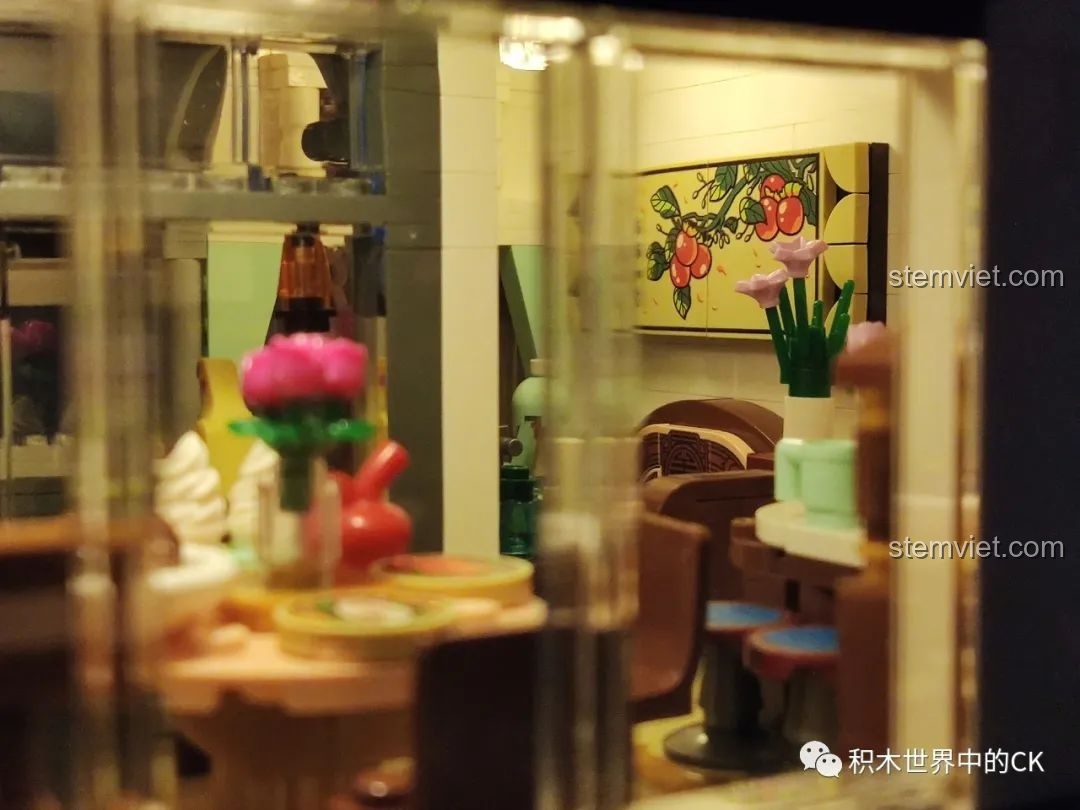 Góc nhìn khác của hai mô hình nhà phố Trung Hoa Keeppley K18002 và một mô hình khác khi kết hợp, tạo cảnh quan đô thị cổ.