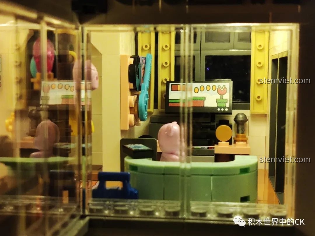 Mô hình Keeppley K18002 Tê Vân Tiểu Trúc được đặt cạnh một mô hình nhà phố Trung Hoa khác, tạo thành một khu phố cổ.