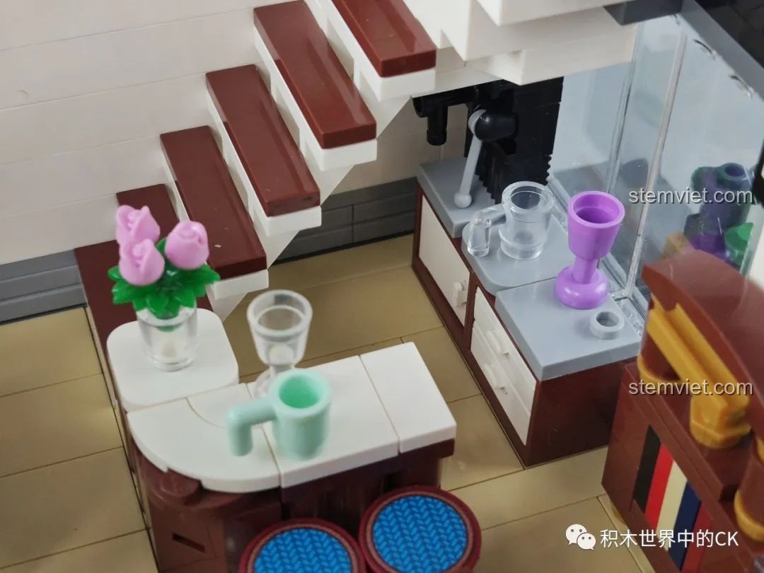 Khu vực bếp với tủ lạnh, bếp nấu và bàn ăn trong mô hình Phố Cổ Phong Cách Trung Hoa Mới: Tê Vân Tiểu Trúc K18002, đầy đủ tiện nghi.