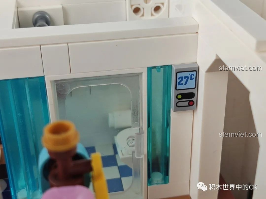 Khu vực giải trí với TV, máy chơi game và điện thoại trong mô hình Keeppley K18002 Tê Vân Tiểu Trúc, rất hiện đại.