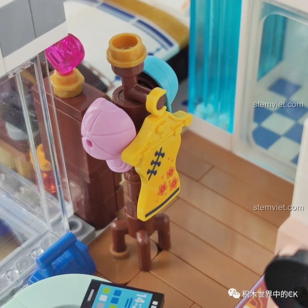 Cận cảnh đàn guitar và loa trong khu vực giải trí của bộ lắp ghép Keeppley K18002 Tê Vân Tiểu Trúc, rất chi tiết.