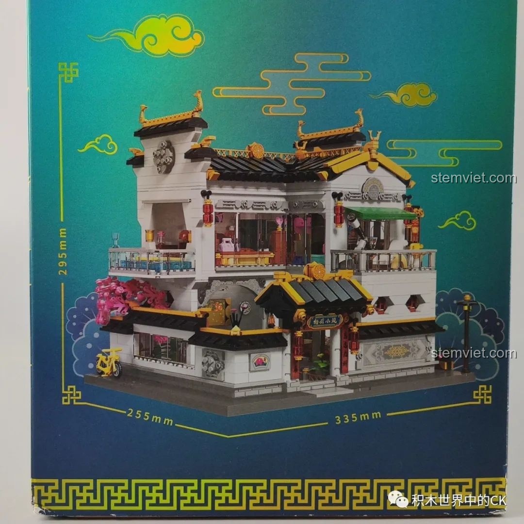 Kích thước chi tiết của mô hình Phố Cổ Phong Cách Trung Hoa Mới: Tê Vân Tiểu Trúc K18002 được in rõ trên vỏ hộp, giúp người mua dễ hình dung.