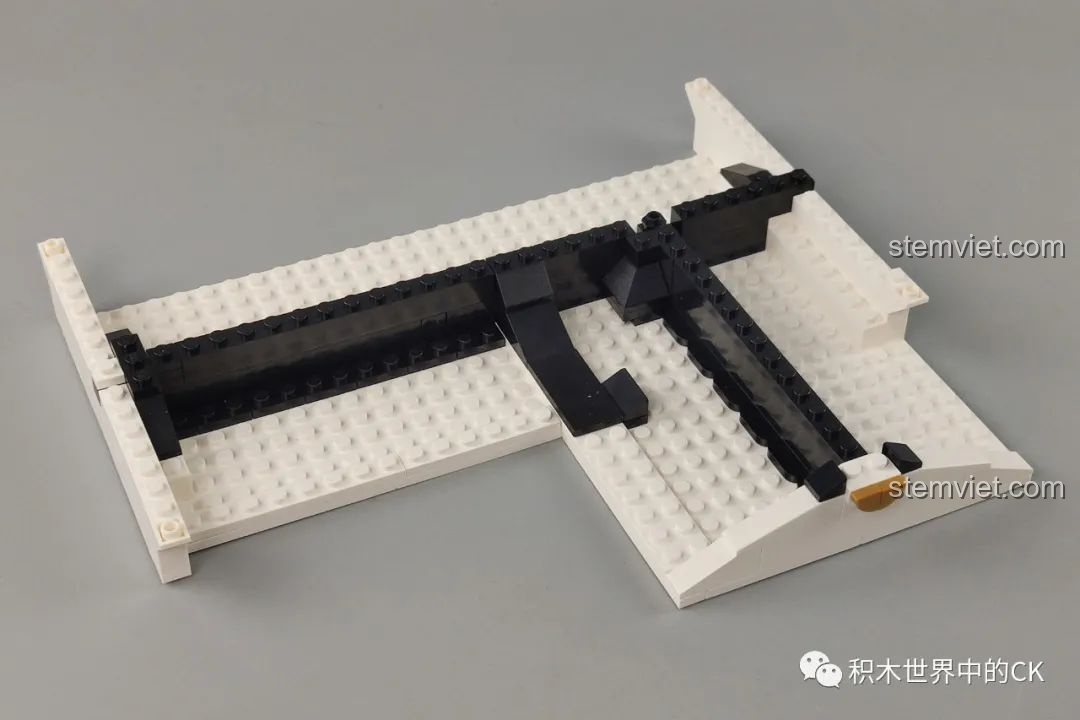 Quá trình lắp ráp phần mái nhà của bộ lắp ghép Keeppley K18002 Tê Vân Tiểu Trúc, với các chi tiết màu đen và vàng đặc trưng.