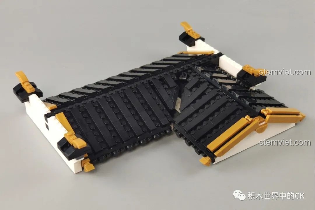 Phần mái nhà của mô hình Keeppley K18002 Tê Vân Tiểu Trúc gần hoàn thiện, với các chi tiết trang trí màu vàng nổi bật.