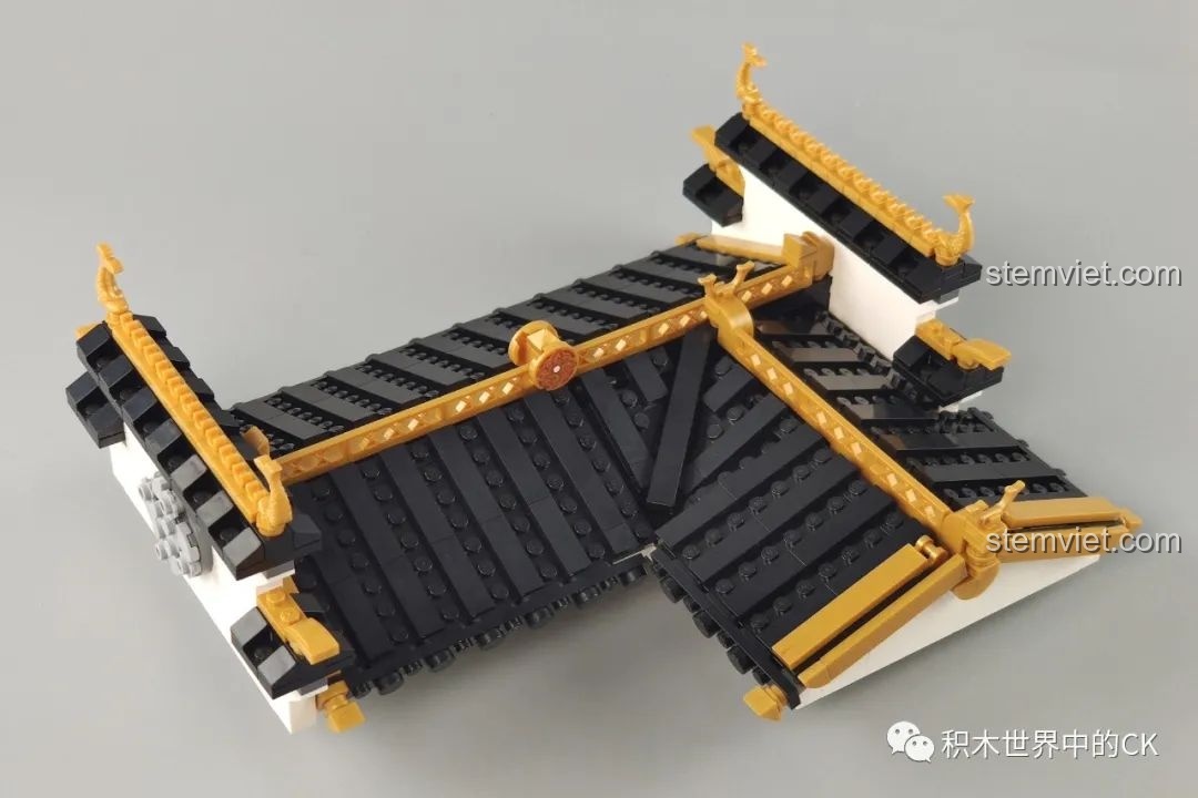 Mái nhà của bộ đồ chơi xây dựng Keeppley K18002 Tê Vân Tiểu Trúc đã hoàn thiện, với các chi tiết trang trí rồng phượng tinh xảo.