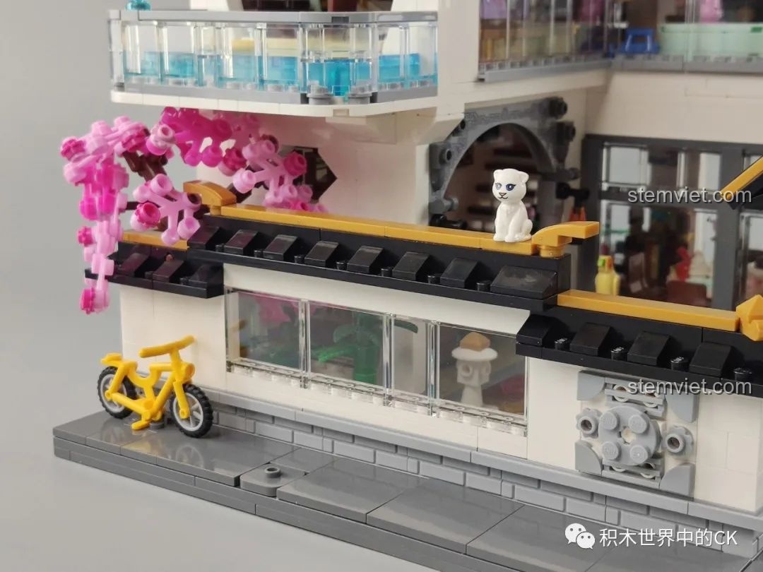 Cận cảnh mái nhà và các chi tiết trang trí trên cao của mô hình Phố Cổ Phong Cách Trung Hoa Mới: Tê Vân Tiểu Trúc K18002, rất tinh xảo.