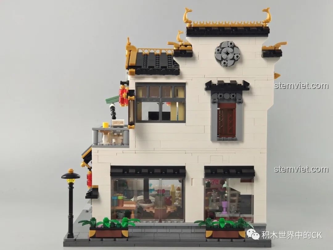 Mặt sau của mô hình Keeppley K18002 Tê Vân Tiểu Trúc, với các cửa sổ và chi tiết trang trí đơn giản nhưng hài hòa.