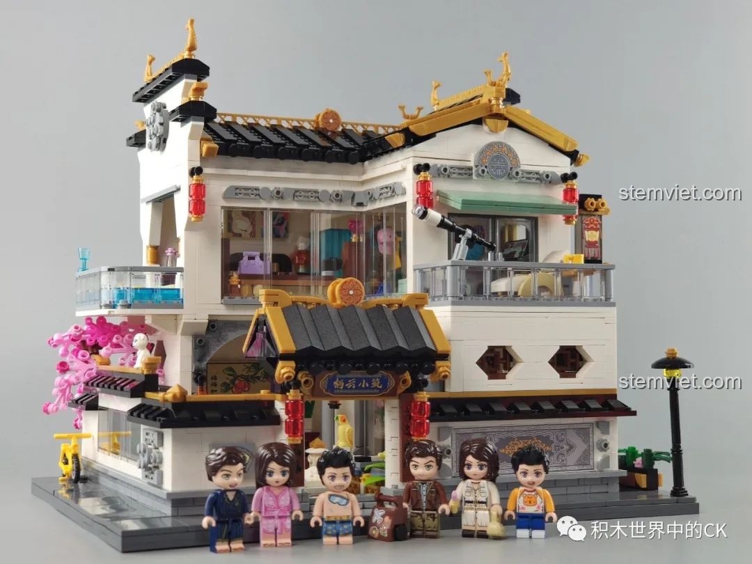 Cận cảnh các minifigures tương tác trong khu phố được tạo bởi mô hình Keeppley K18002 Tê Vân Tiểu Trúc và các bộ khác.