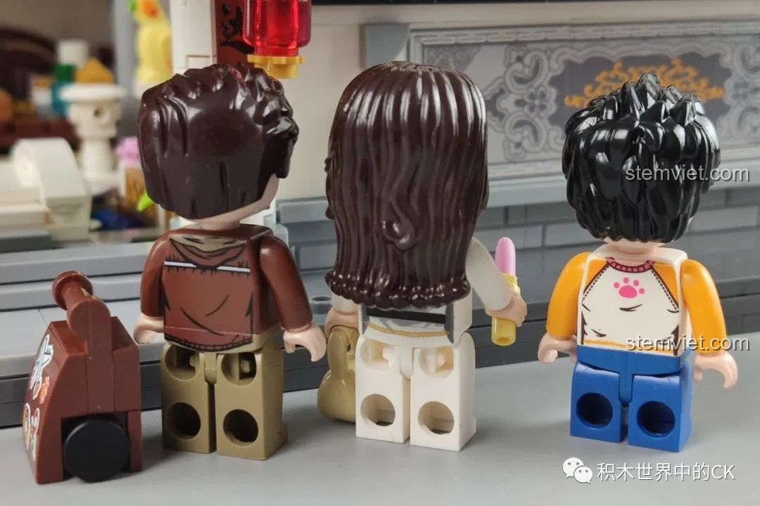 Mặt sau của các minifigures trong bộ đồ chơi xây dựng Keeppley K18002 Tê Vân Tiểu Trúc, thể hiện chi tiết trang phục và kiểu tóc.