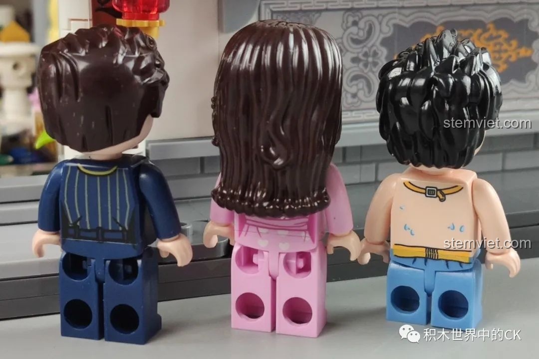 Mặt sau của nhóm minifigures thứ hai trong bộ lắp ghép Keeppley K18002 Tê Vân Tiểu Trúc, thể hiện sự tỉ mỉ trong thiết kế.