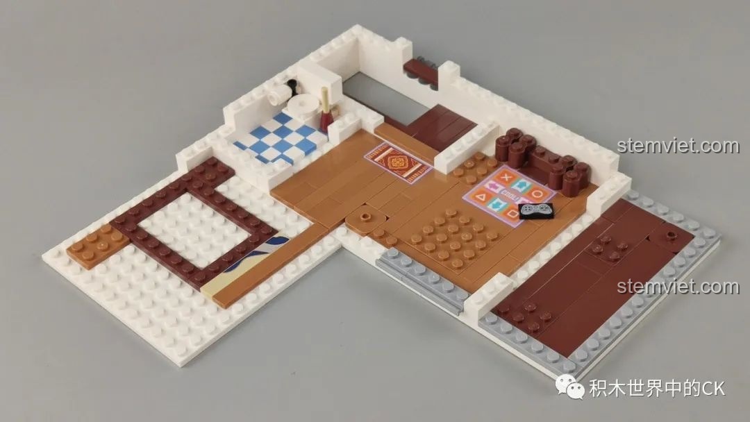 Nền tầng hai của bộ lắp ghép Keeppley K18002 Tê Vân Tiểu Trúc đang được lắp ráp, với các khu vực phòng ngủ và phòng tắm.