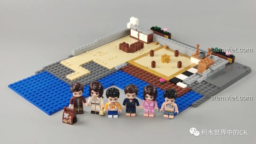 Khung nền tầng trệt của mô hình Phố Cổ Phong Cách Trung Hoa Mới: Tê Vân Tiểu Trúc K18002 đang được lắp ráp, cùng với 6 minifigures đáng yêu.