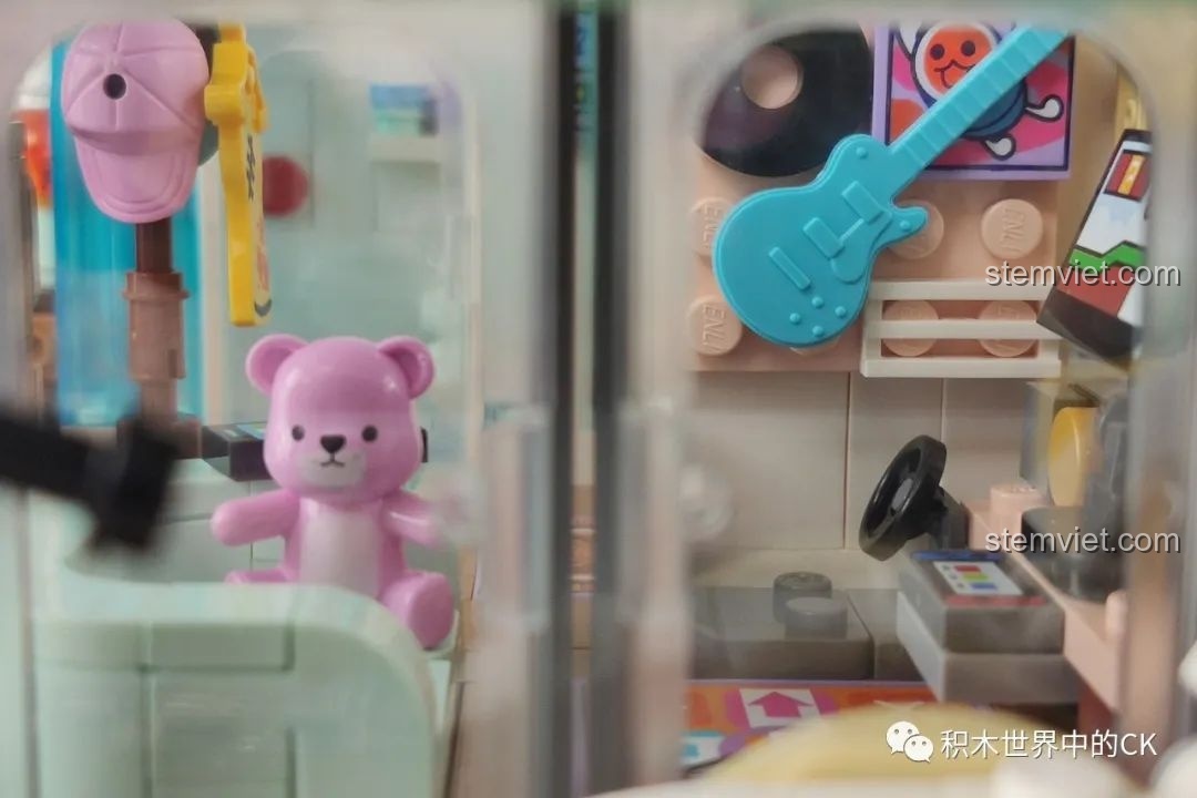 Góc nhìn từ trên cao xuống nội thất tầng trệt của mô hình Phố Cổ Phong Cách Trung Hoa Mới: Tê Vân Tiểu Trúc K18002, phòng khách và bếp.