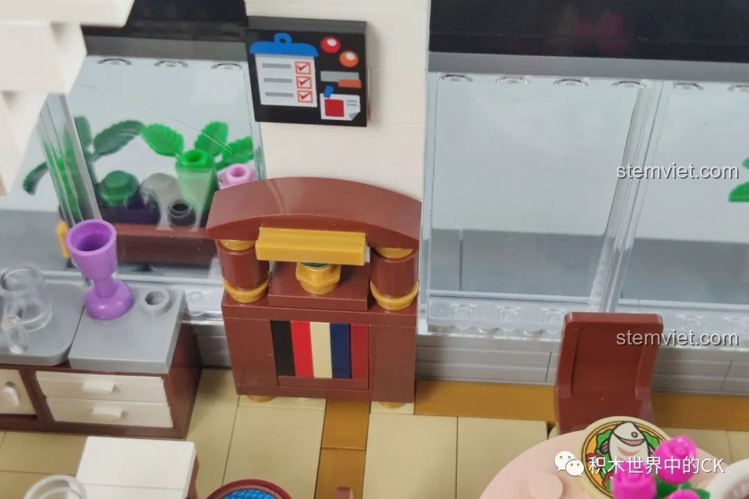 Cận cảnh phòng khách với sofa và bàn trà trong mô hình Keeppley K18002 Tê Vân Tiểu Trúc, tạo không gian thư giãn.