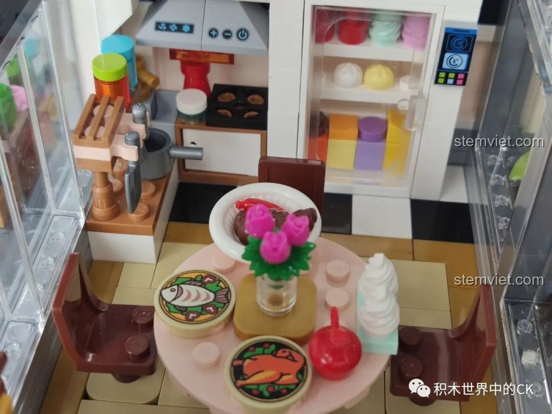 Góc nhìn khác của phòng khách trong bộ lắp ghép Keeppley K18002 Tê Vân Tiểu Trúc, nổi bật các chi tiết trang trí và đèn bàn.