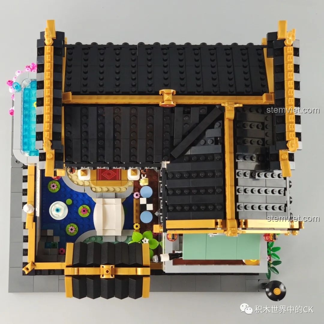 Cận cảnh phòng ngủ tầng hai của mô hình Keeppley K18002 Tê Vân Tiểu Trúc, với giường đôi và vật dụng trang trí.