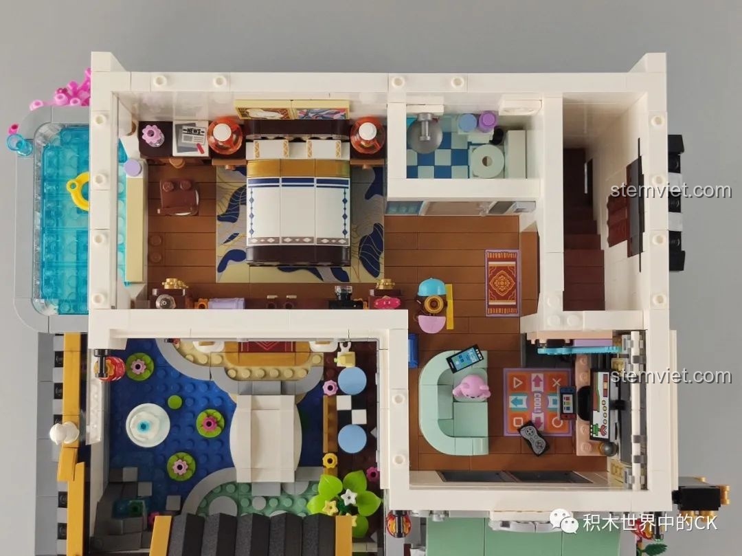 Góc nhìn khác của phòng ngủ trong bộ lắp ghép Keeppley K18002 Tê Vân Tiểu Trúc, với tủ quần áo và vật dụng cá nhân.