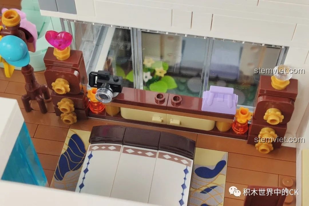 Cận cảnh phòng tắm của mô hình Keeppley K18002 Tê Vân Tiểu Trúc, với bồn rửa, vòi sen và toilet chi tiết.