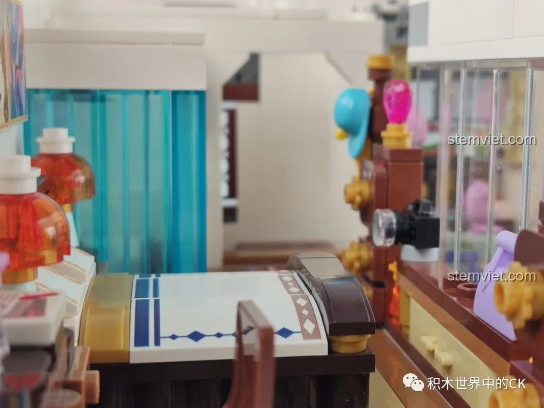 Chi tiết bảng điều khiển nhiệt độ trong phòng tắm của bộ lắp ghép Keeppley K18002 Tê Vân Tiểu Trúc, rất chân thực.