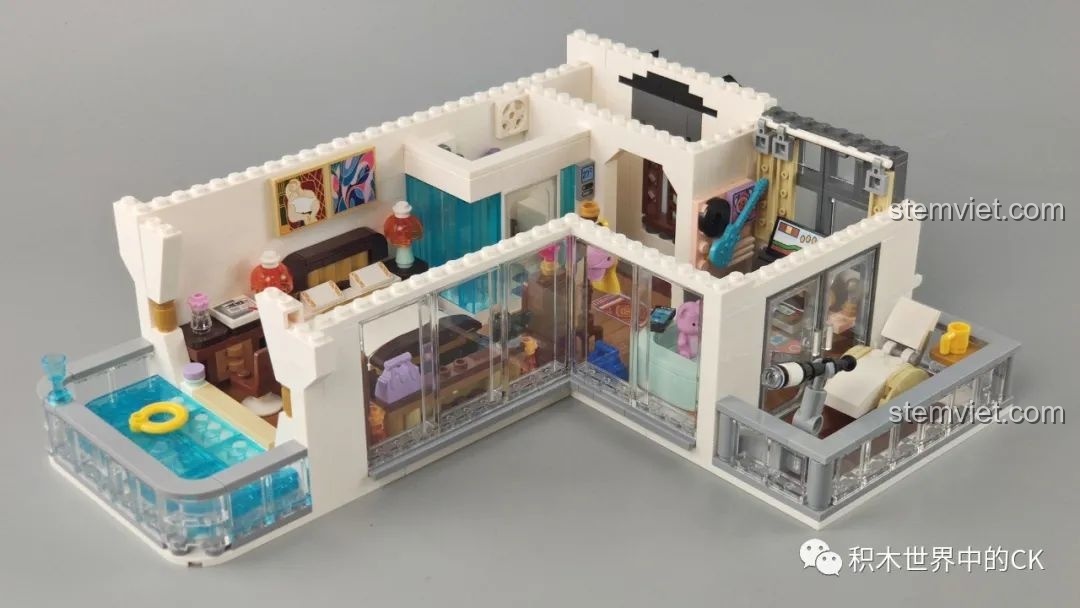 Tầng hai của bộ xếp hình Keeppley K18002 Tê Vân Tiểu Trúc đã hoàn thiện, bao gồm ban công, phòng ngủ và khu vực giải trí.