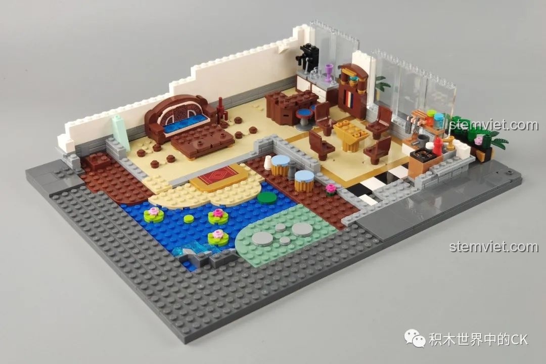 Quá trình lắp ráp tầng trệt của bộ lắp ghép Keeppley K18002 Tê Vân Tiểu Trúc, với các khu vực phòng khách, bếp và hồ nước nhỏ.