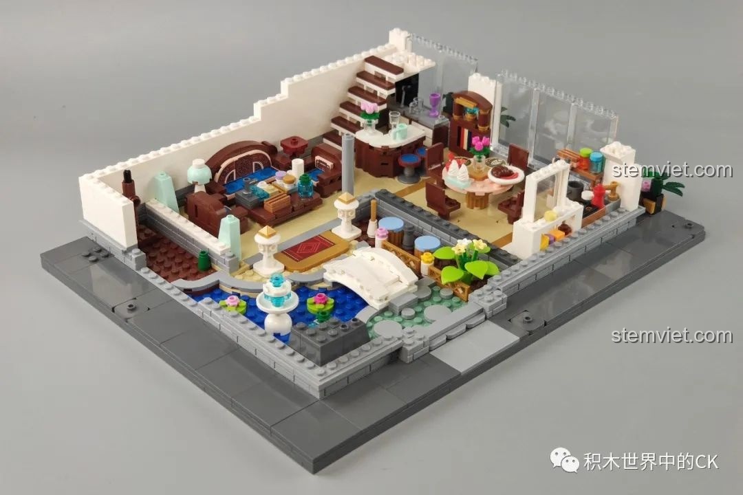 Nội thất tầng trệt của mô hình Tê Vân Tiểu Trúc Keeppley K18002 đã hoàn thiện, bao gồm cầu thang và các vật dụng trang trí.